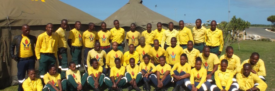 Working on Fire se 60 vrywilligers wat op Gansbaai se Sportgronde tente opgeslaan het om die brandweermanne by te staan